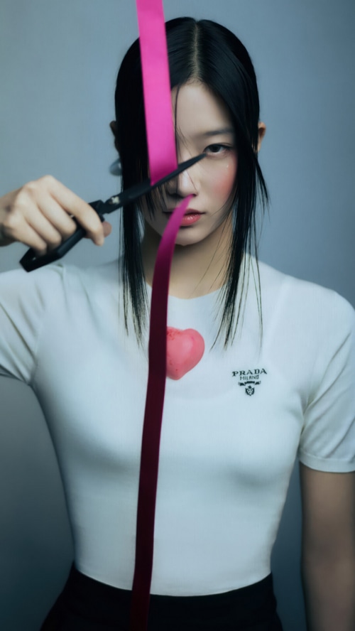 Kazuha of LE SSERAFIM cuts a pink ribbon