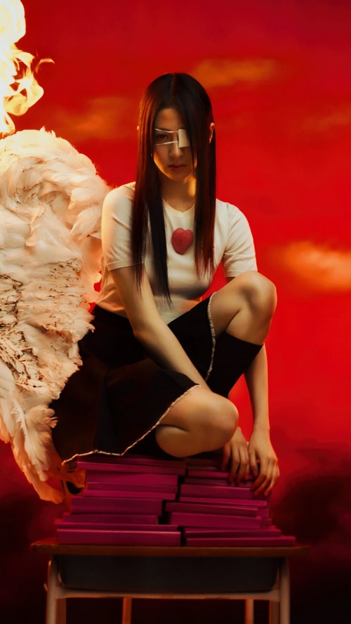 Huh Yun-jin with a white wing and red background