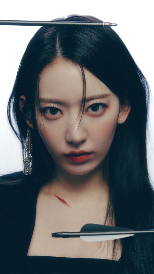 Miyawaki Sakura of LE SSERAFIM with arrows