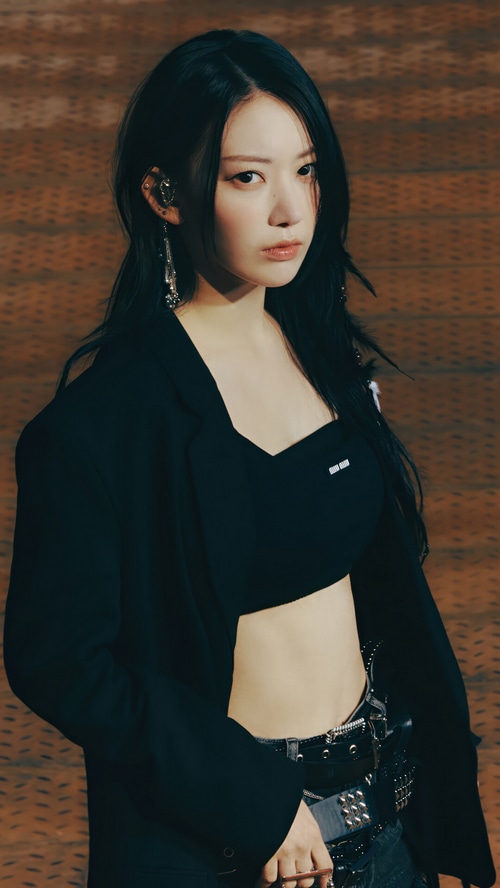 Miyawaki Sakura in a black outfit