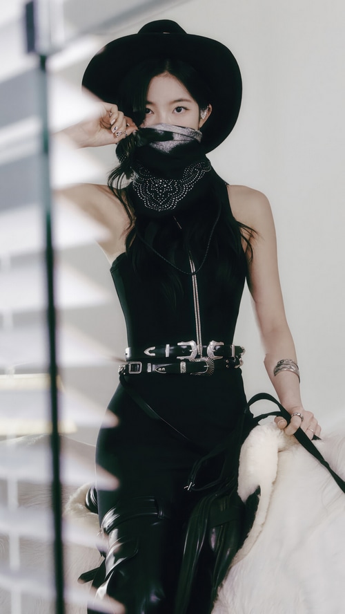 Kazuha in a black cowboy hat and outfit