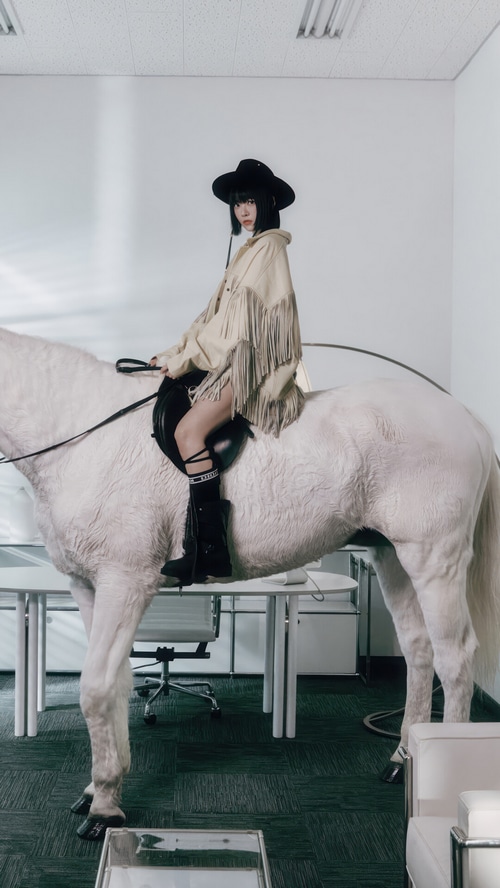 Hong Eun-chae on a white horse in an office