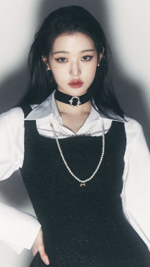 Jang Won-young in a black dress and pearl necklace