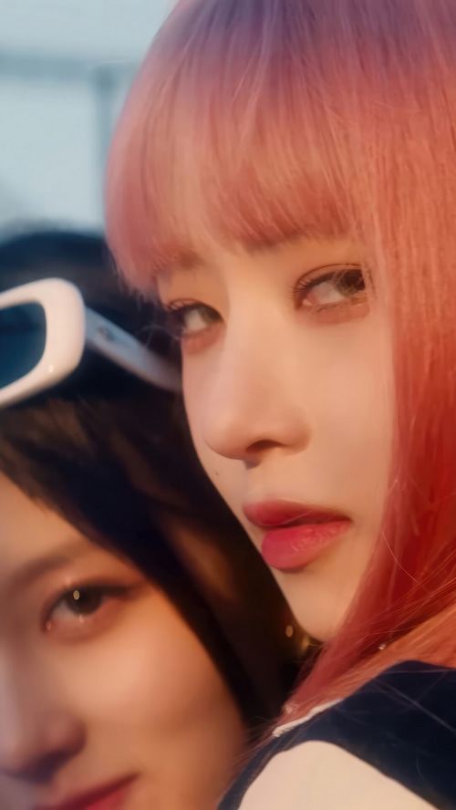 IVE Rei and Gaeul close-up with pink hair and sunglasses