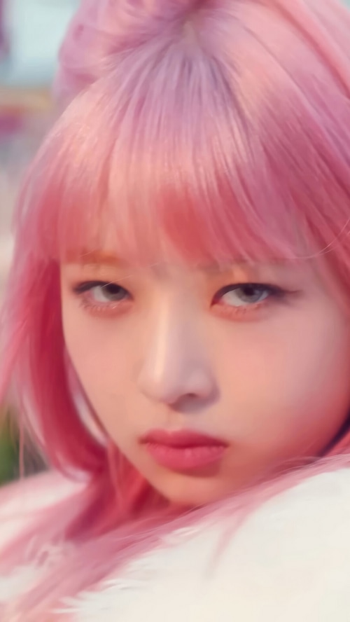 Naoi Rei from IVE with pink hair