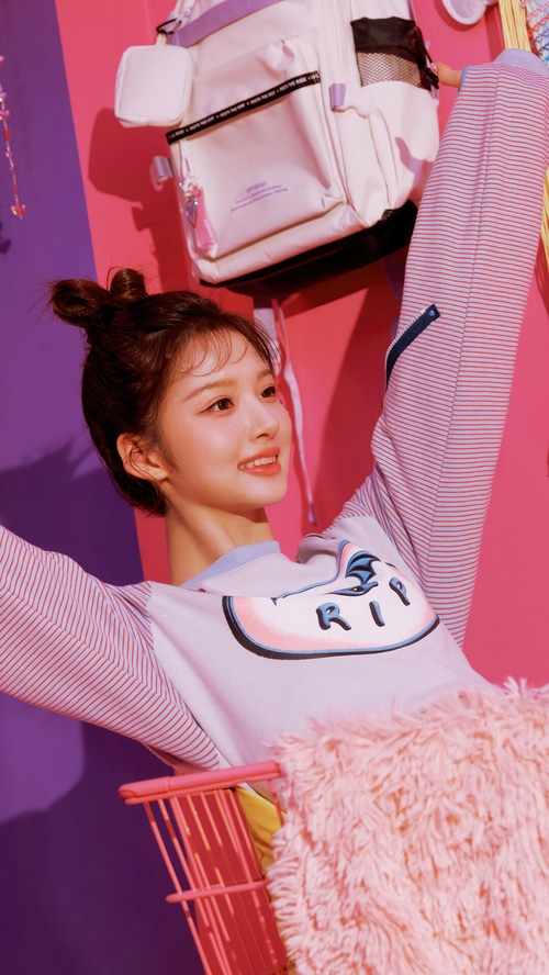 Sullyoon from NMIXX in a pink and purple studio
