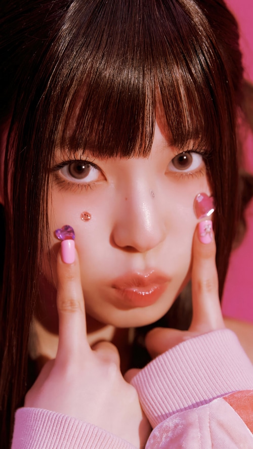 Kyujin from NMIXX with heart gems on her face