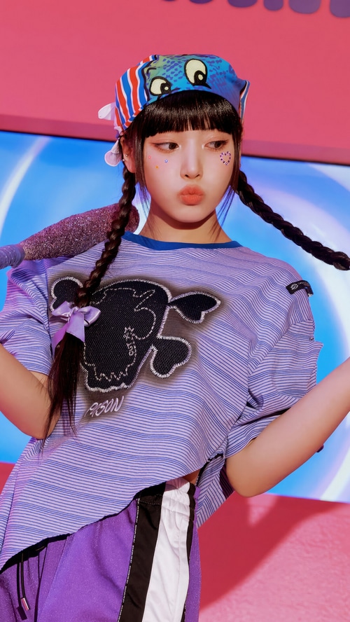 NMIXX's Kim Ji Woo in a purple striped shirt and purple shorts