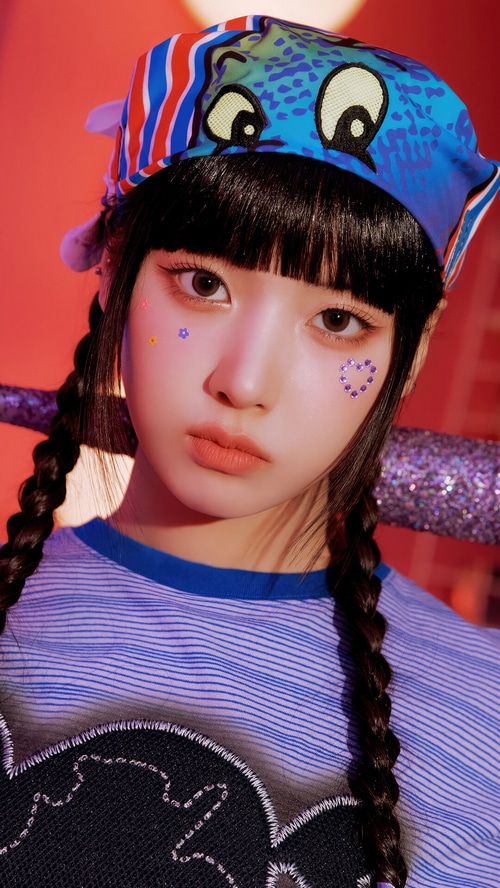 NMIXX's Kim Ji Woo with Heart and Flower Stickers