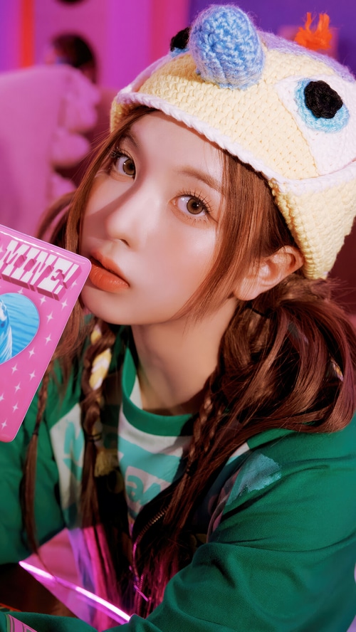 NMIXX Bae Jin Sol wearing a yellow knitted hat