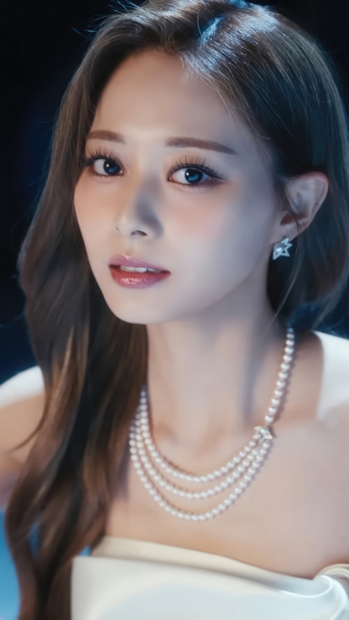 Tzuyu from TWICE wearing pearls and star earrings