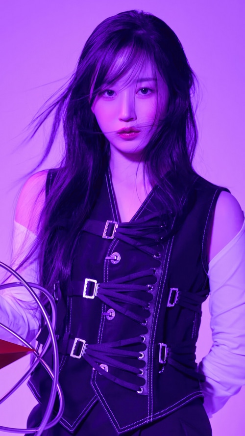 Haewon from NMIXX in a black vest