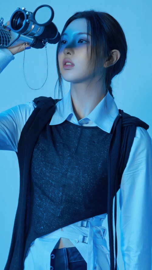 Bae Jin Sol of NMIXX looking through binoculars