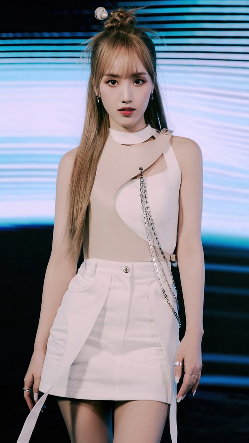 Park Hae Yoon of Cherry Bullet in white outfit