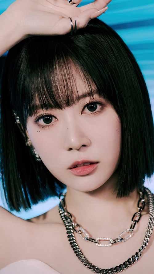 Kim Bo Ra of Cherry Bullet with short black hair