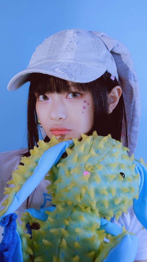 Hanni of NewJeans with a plush toy