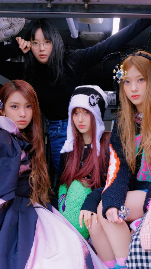 NewJeans members posing for a photo