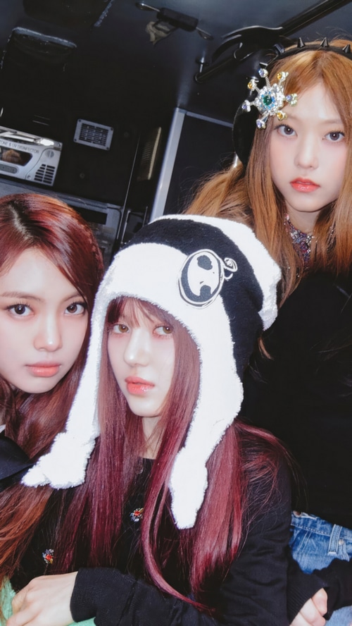NewJeans members posing for a selfie