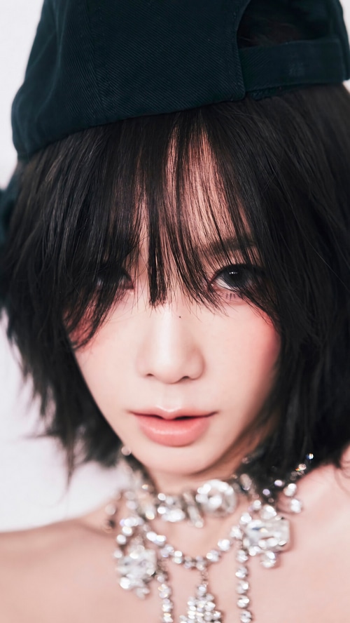 Taeyeon from GOT The Beat wearing a black cap and necklace