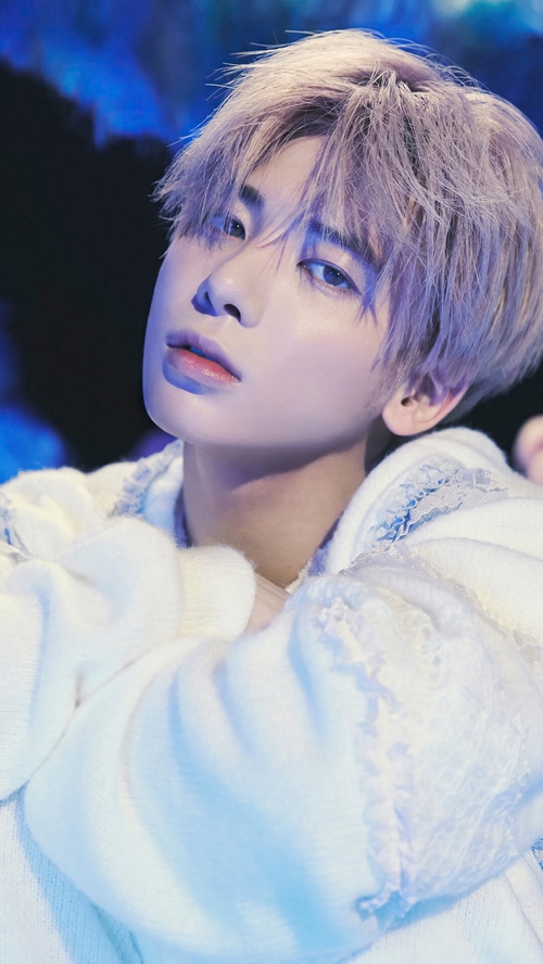 Kang Tae-hyun in white sweater