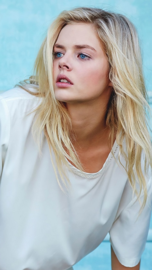 Samara Weaving blonde woman in white shirt