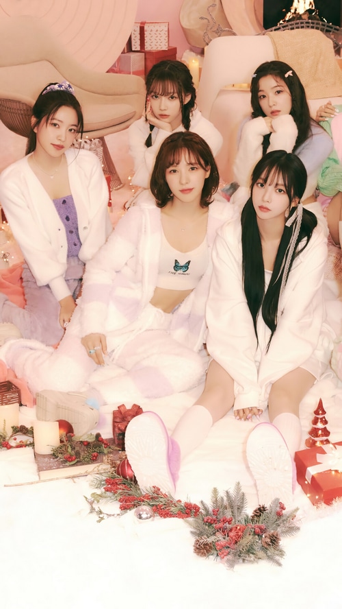 Red Velvet members in festive Christmas pajamas