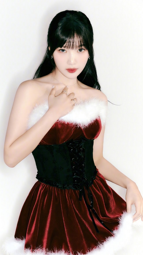 Joy (Park Soo-young) in a Christmas outfit