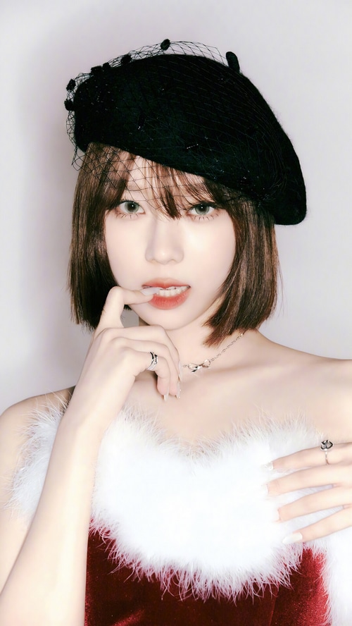 Winter from Aespa wearing a black beret and white fur trim