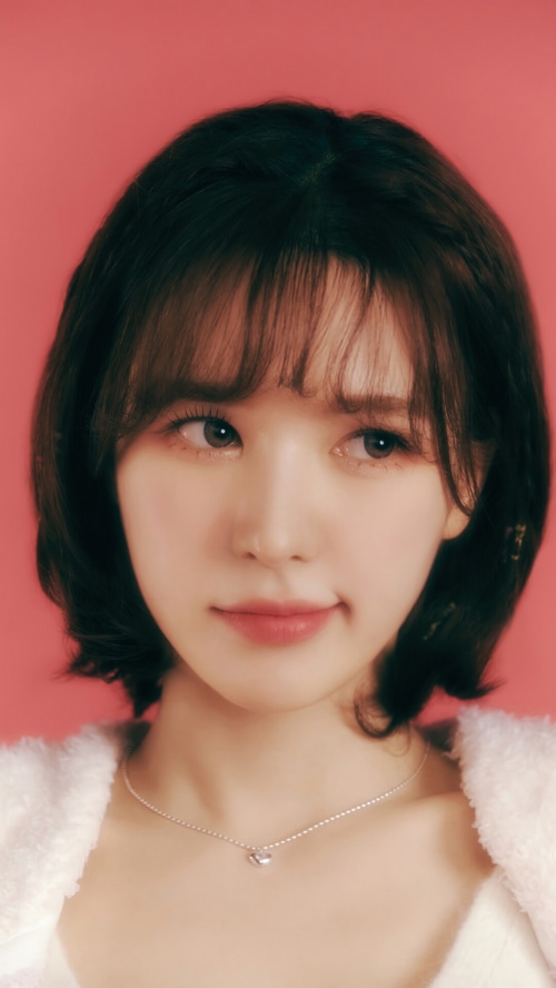 Wendy from Red Velvet wearing a necklace