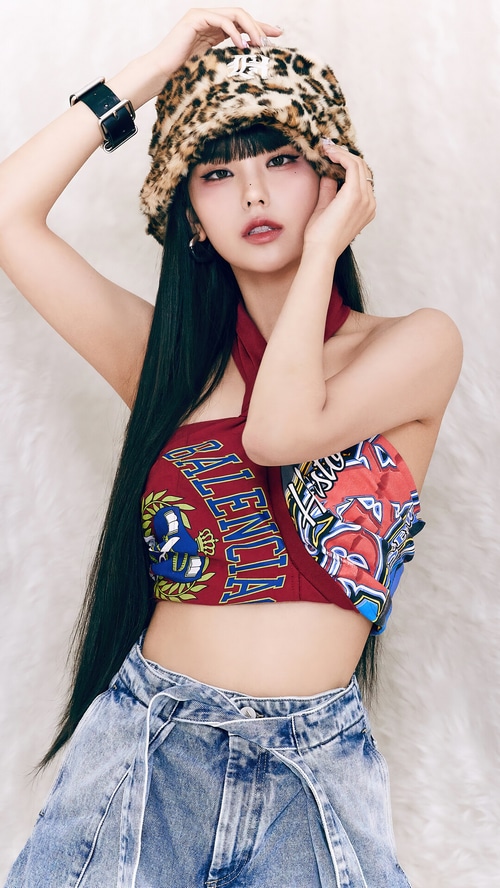 Yeji from ITZY wearing a leopard print bucket hat and crop top