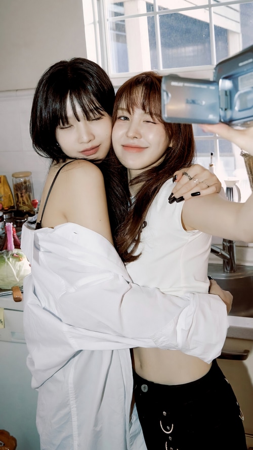 Red Velvet's Joy and Wendy hug while taking a selfie
