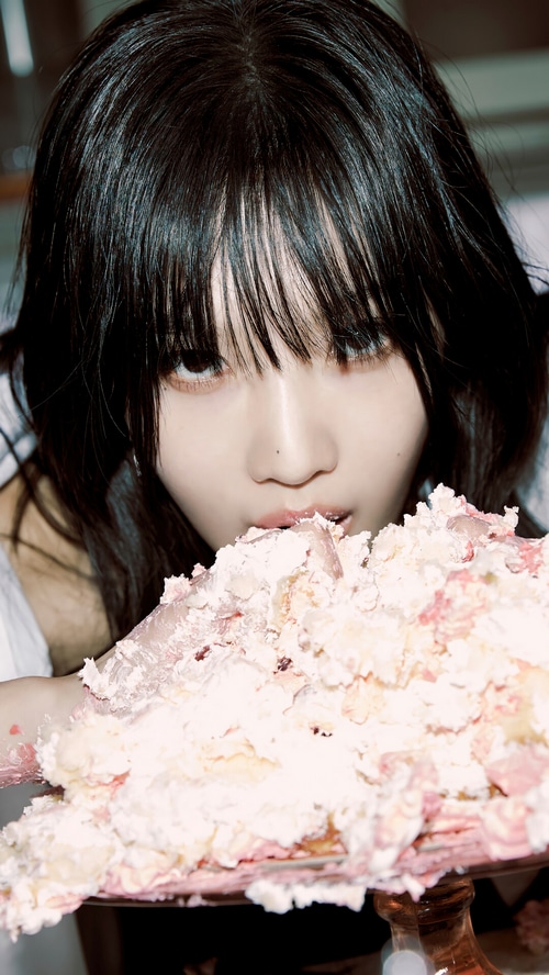 Joy from Red Velvet eating a messy cake