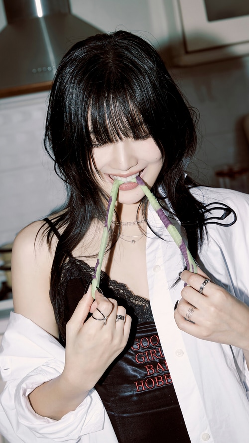 Joy from Red Velvet eating green and purple candy