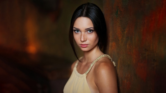 Model with blue eyes and freckles