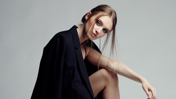 Model Eva in a black blazer
