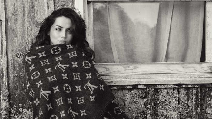 Ana de Armas in Louis Vuitton Monogram Scarf