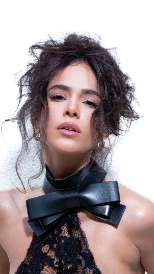 Bruna Marquezine wearing a black bow choker