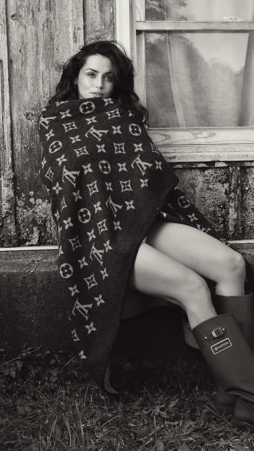 Ana de Armas in Louis Vuitton blanket and boots