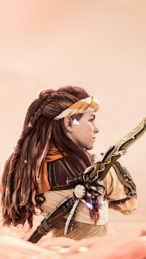Aloy from Horizon Forbidden West holding a weapon