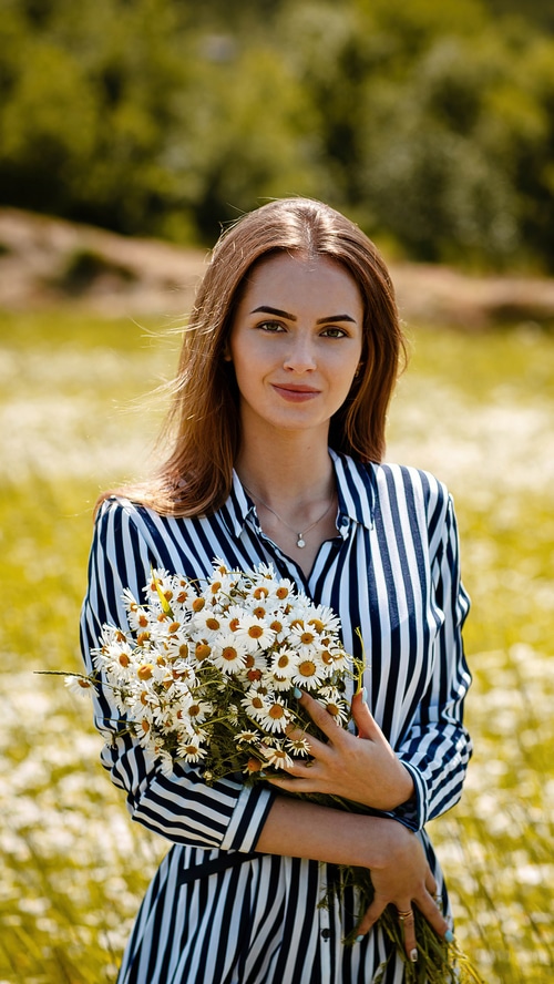 Girl holding a bouquet of daisies