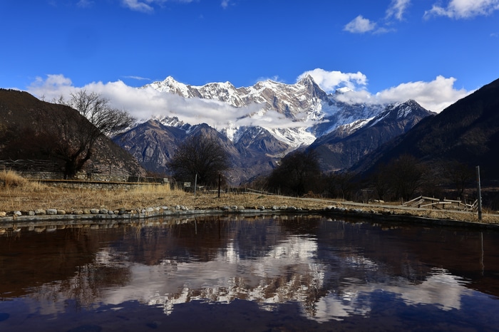 4K China Tibet Snowy Peaks Reflection