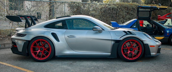 Porsche 911 GT3 RS with red wheels
