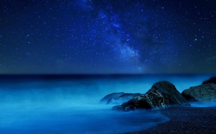 Milky Way over the ocean at night