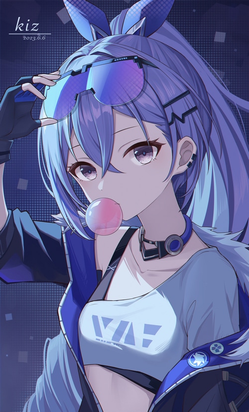 Silver Wolf blowing bubble gum with sunglasses