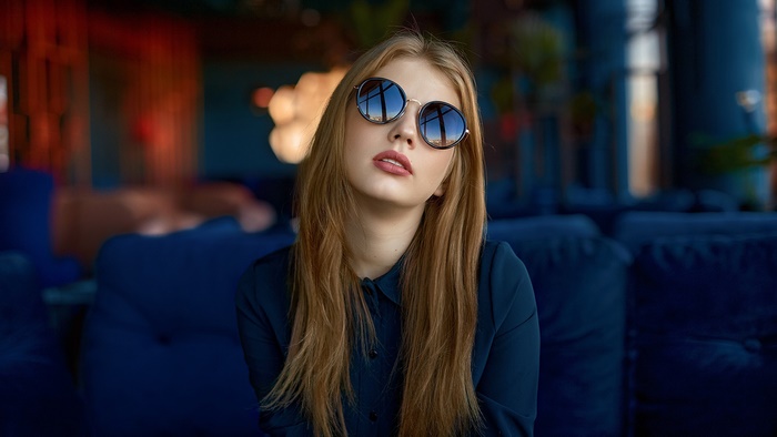 Woman with blonde hair wearing sunglasses