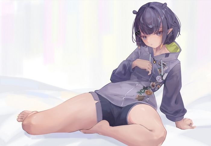 Ninomae Ina'nis wearing a purple hoodie and shorts