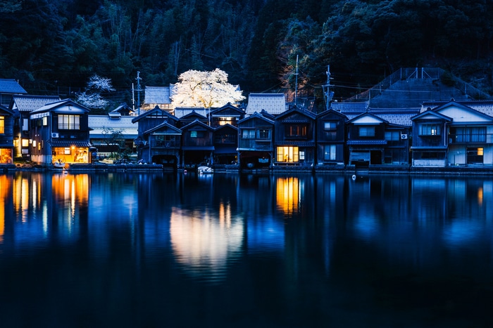 4K Night view of traditional Japanese houses by the water