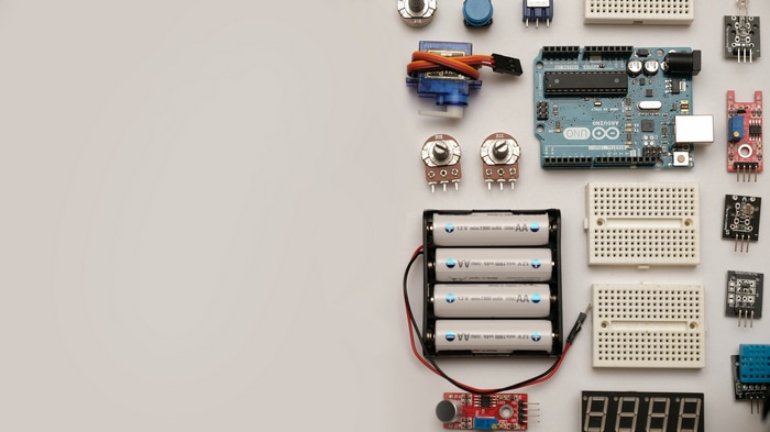 Arduino UNO with electronic components and batteries