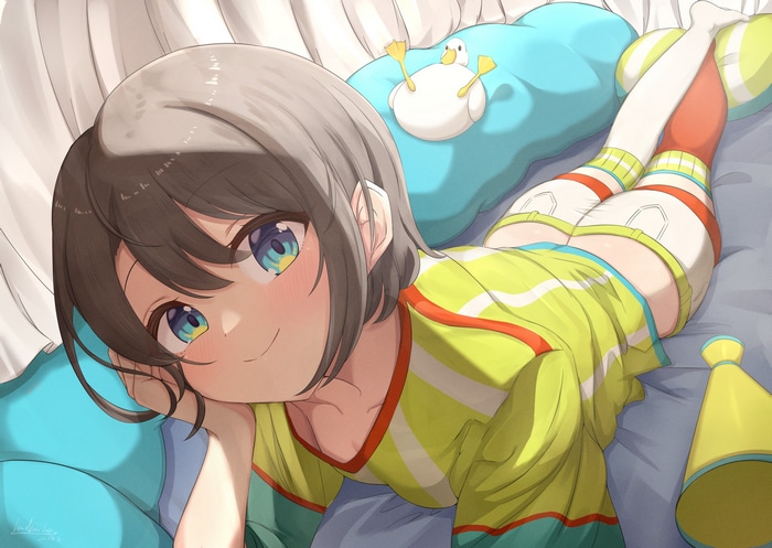 Oozora Subaru lying down with a duck pillow