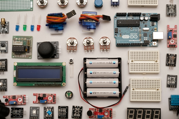 ARDUINO UNO and electronic components flat lay